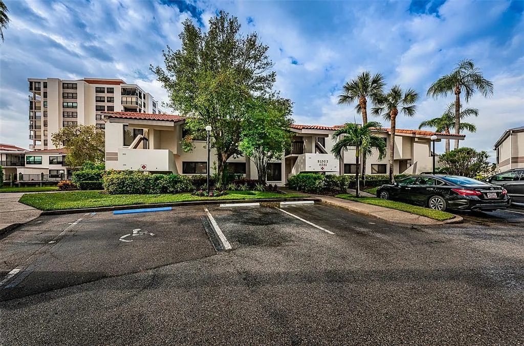 2 bed, 2.0 bath, 890 sqft, $2,100 — Photo 1