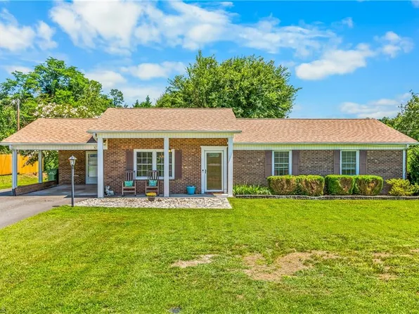 307 E Devon Dr, Mount Airy, NC 27030