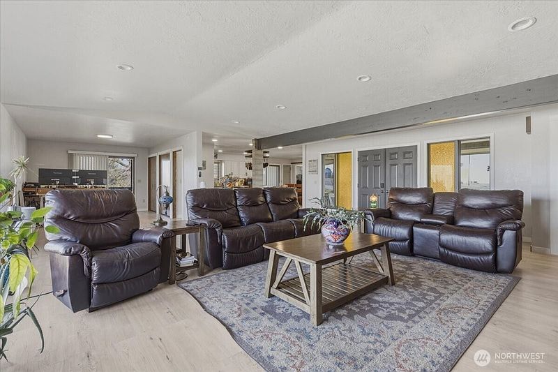 5th image of 313 SE Trinity Avenue