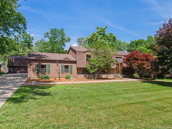 2nd image of 3165 N Grove Dr