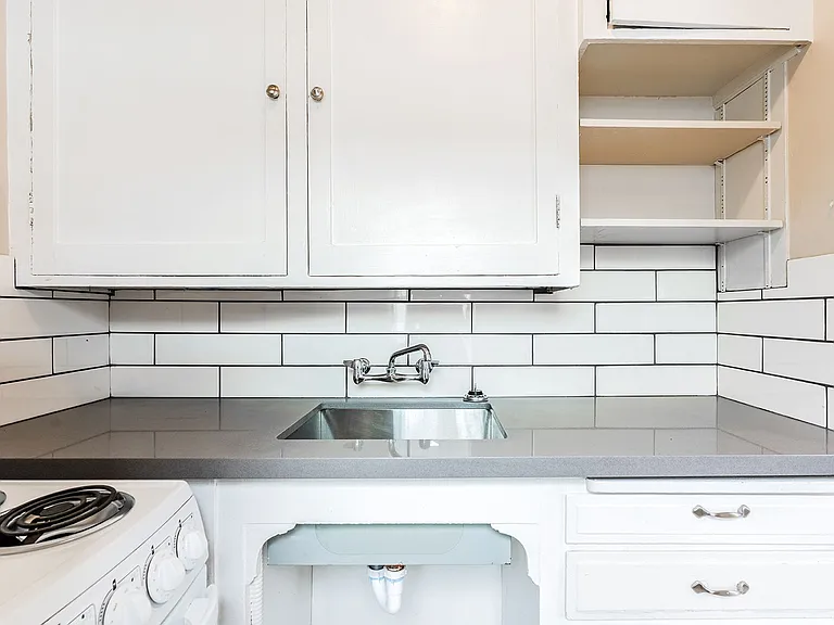Spacious Units in a Vintage Brick Building- Walk to Seattle Center, Shops,and Restaurants! — Photo 8
