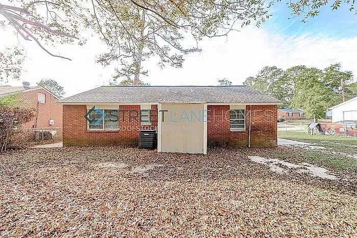 3 bed, 1.5 bath, 1053 sqft, $997 — Photo 2
