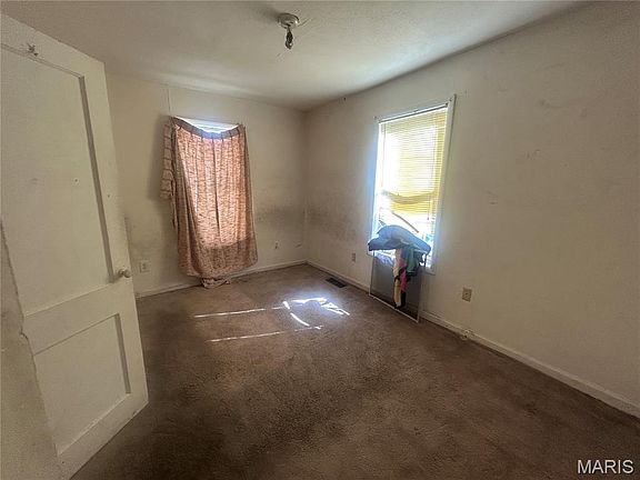 4th image of 305 N 8th St