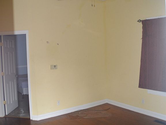 4th image of 1003 Evans St