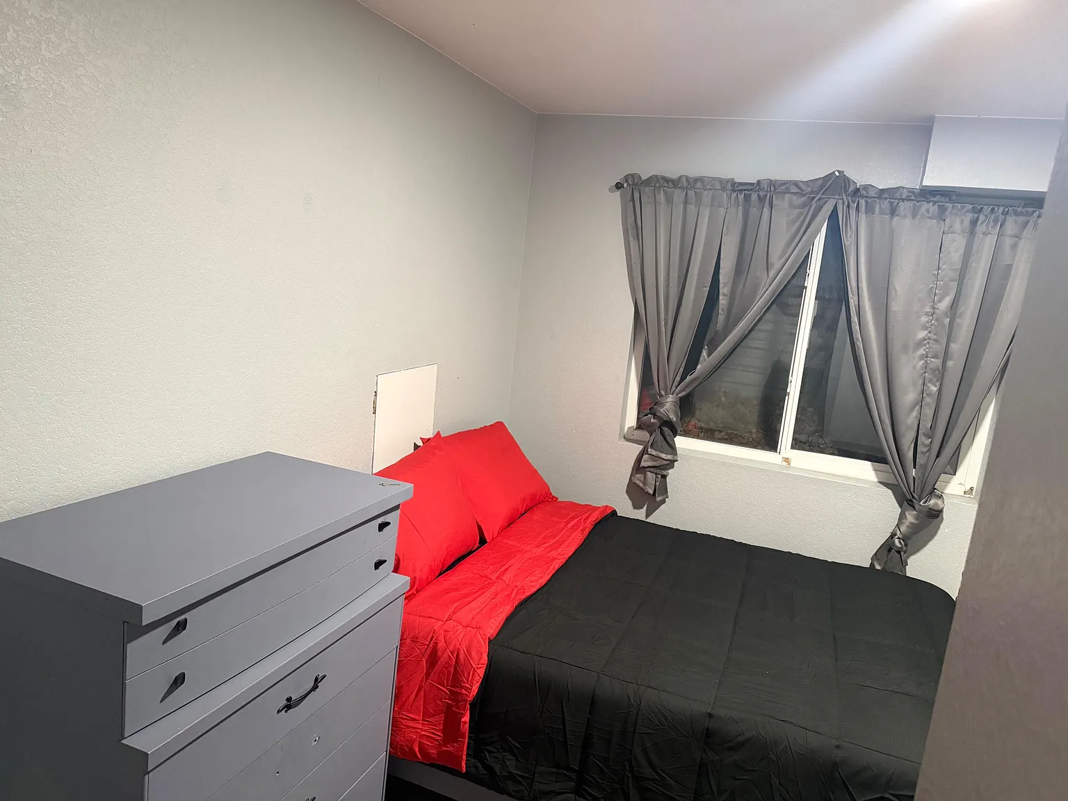 2 bed, 1.0 bath, 2100 sqft, $1,001 — Photo 3