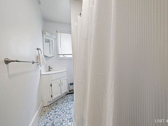 5th image of 35 Oak St