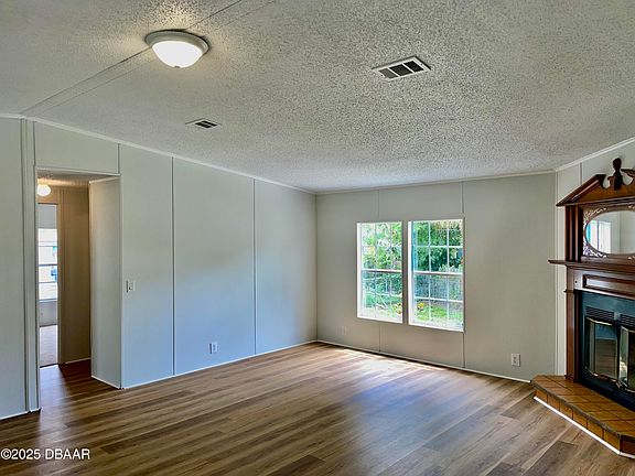 4th image of 1910 Woodcrest Dr