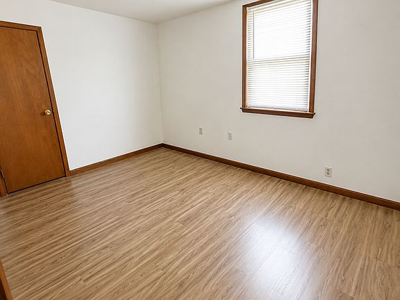 3rd image of 166 Van Buren St