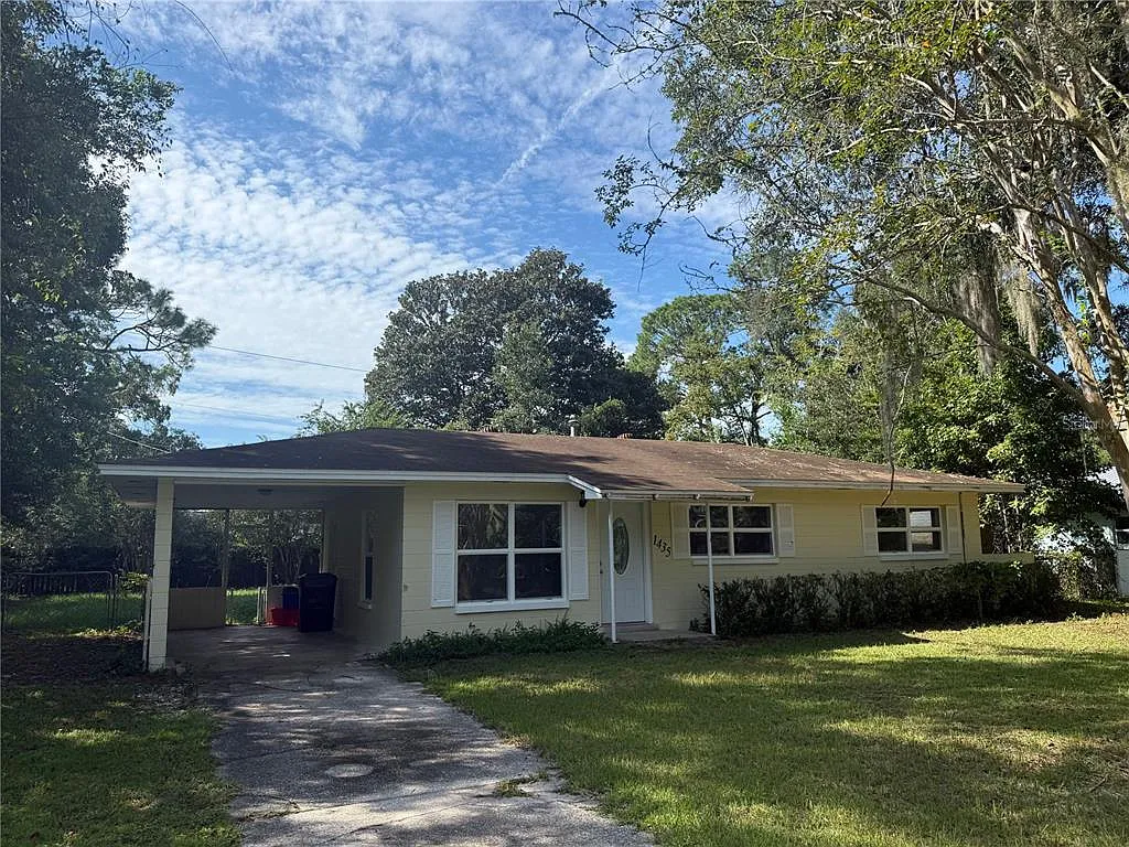 3 bed, 1.0 bath, 920 sqft, $1,745 — Photo 2