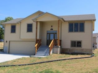 905 Dagen Ln, Junction City, KS 66441