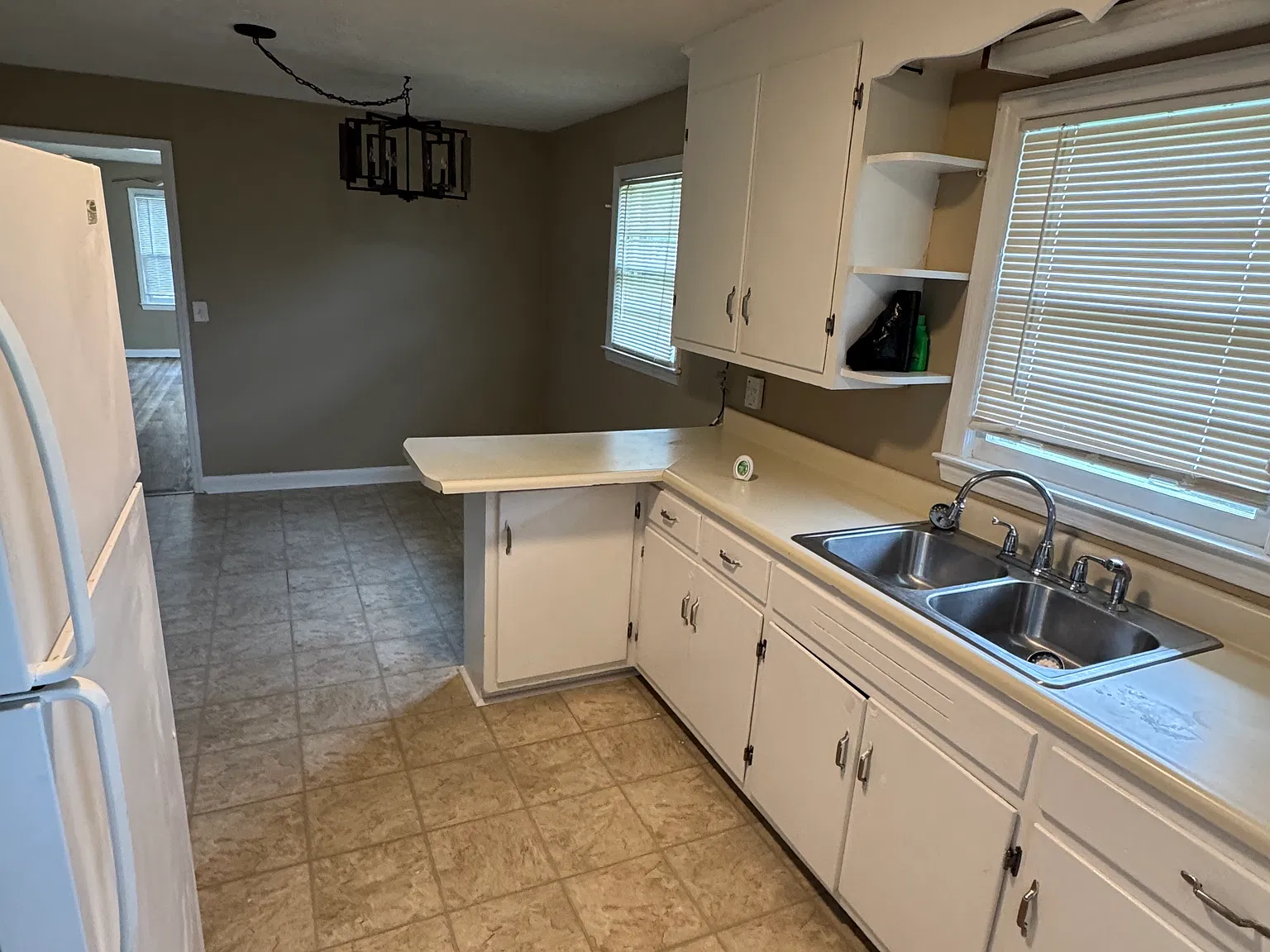 3 bed, 1203 sqft, $1,600 — Photo 2