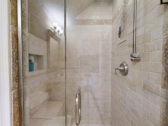 4th image of 4849 Saxon Dr #2030
