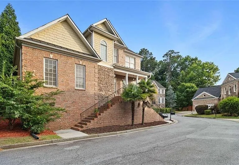1711 Summit Glen Ln NE — Photo 1