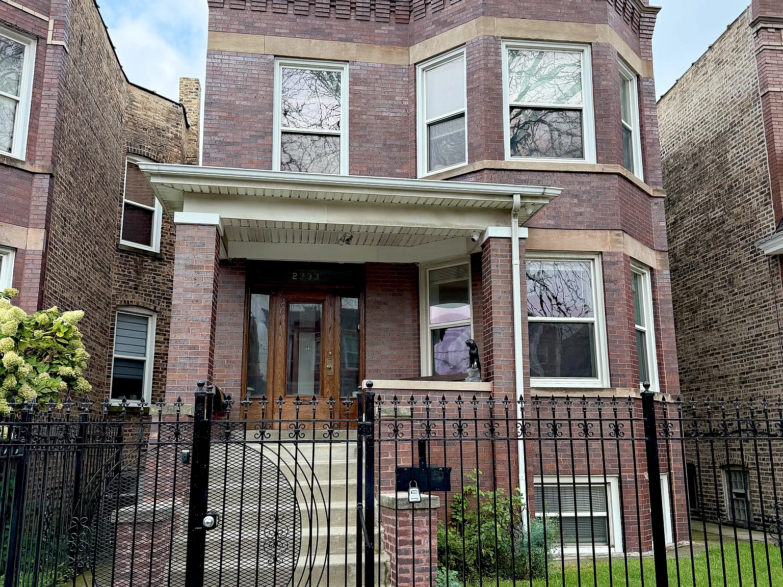3 bed, 1100 sqft, $2,200 — Photo 1