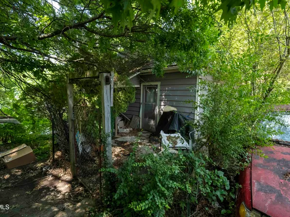 129 Corner Aly, Bristol, VA 24201