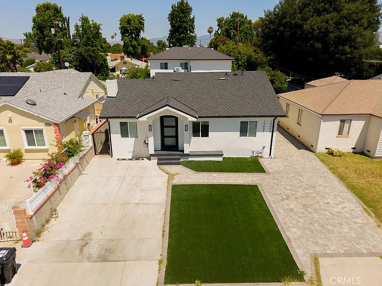 14605 Wyandotte St — Photo 2