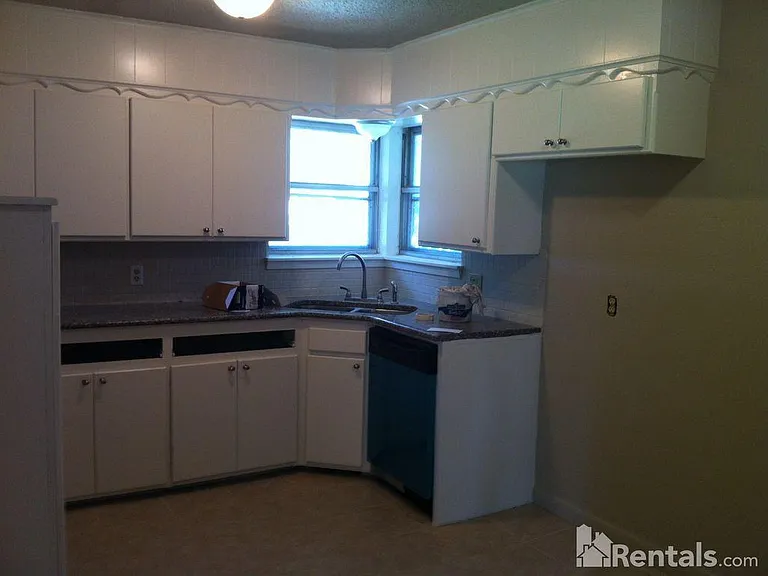 320 Elmwood Dr — Photo 2