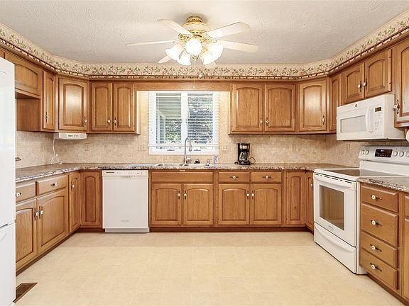3rd image of 445 Sycamore Dr
