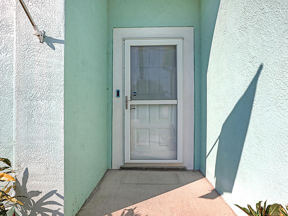 4th image of 986 Villa Dr