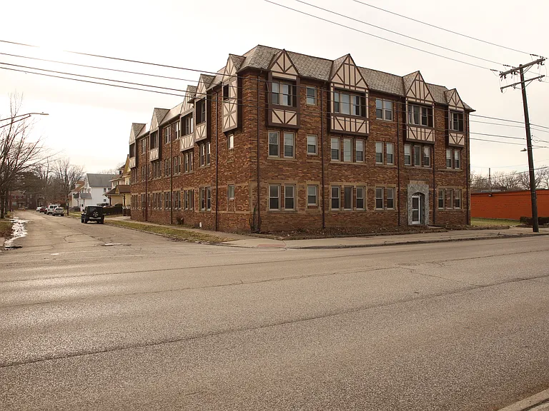 Noble Tudor Apartments — Photo 1