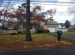 18 Heston Rd, Shirley, NY 11967