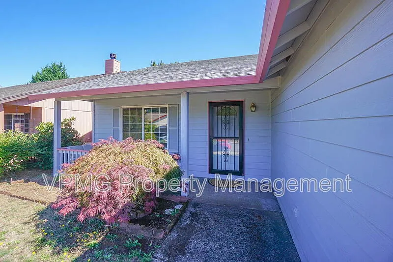 3 bed, 2.0 bath, 1560 sqft, $2,395 — Photo 2
