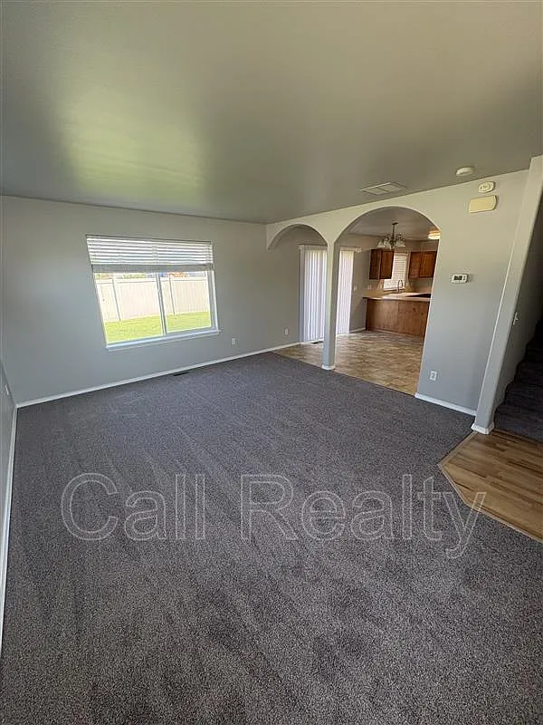 4 bed, 2.5 bath, 1897 sqft, $2,400 — Photo 2