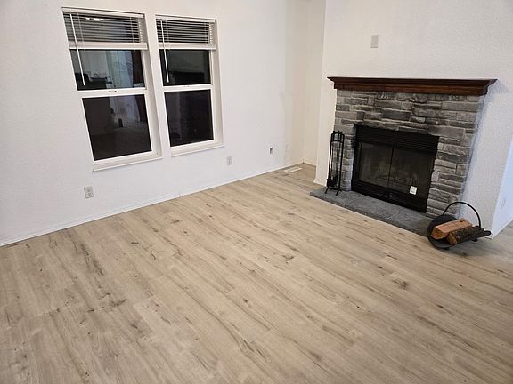 4th image of 265 SE Port Ave