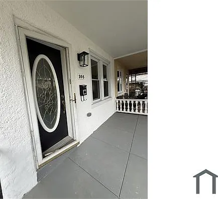 305 E Vernon Rd — Photo 2