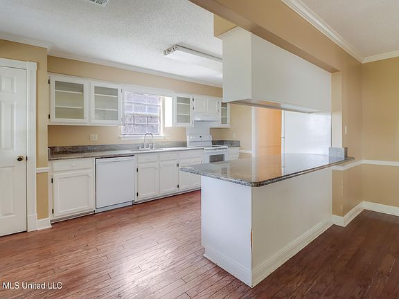 5th image of 408 Oakwood Dr