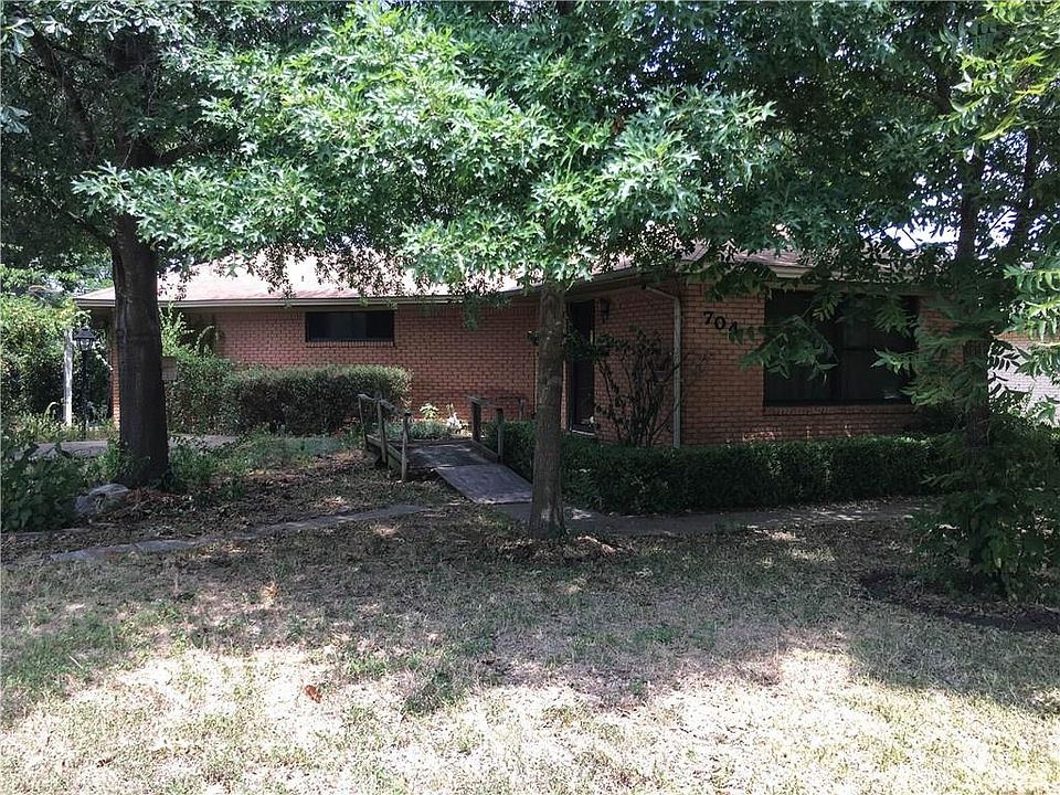 2nd image of 704 Putnam St
