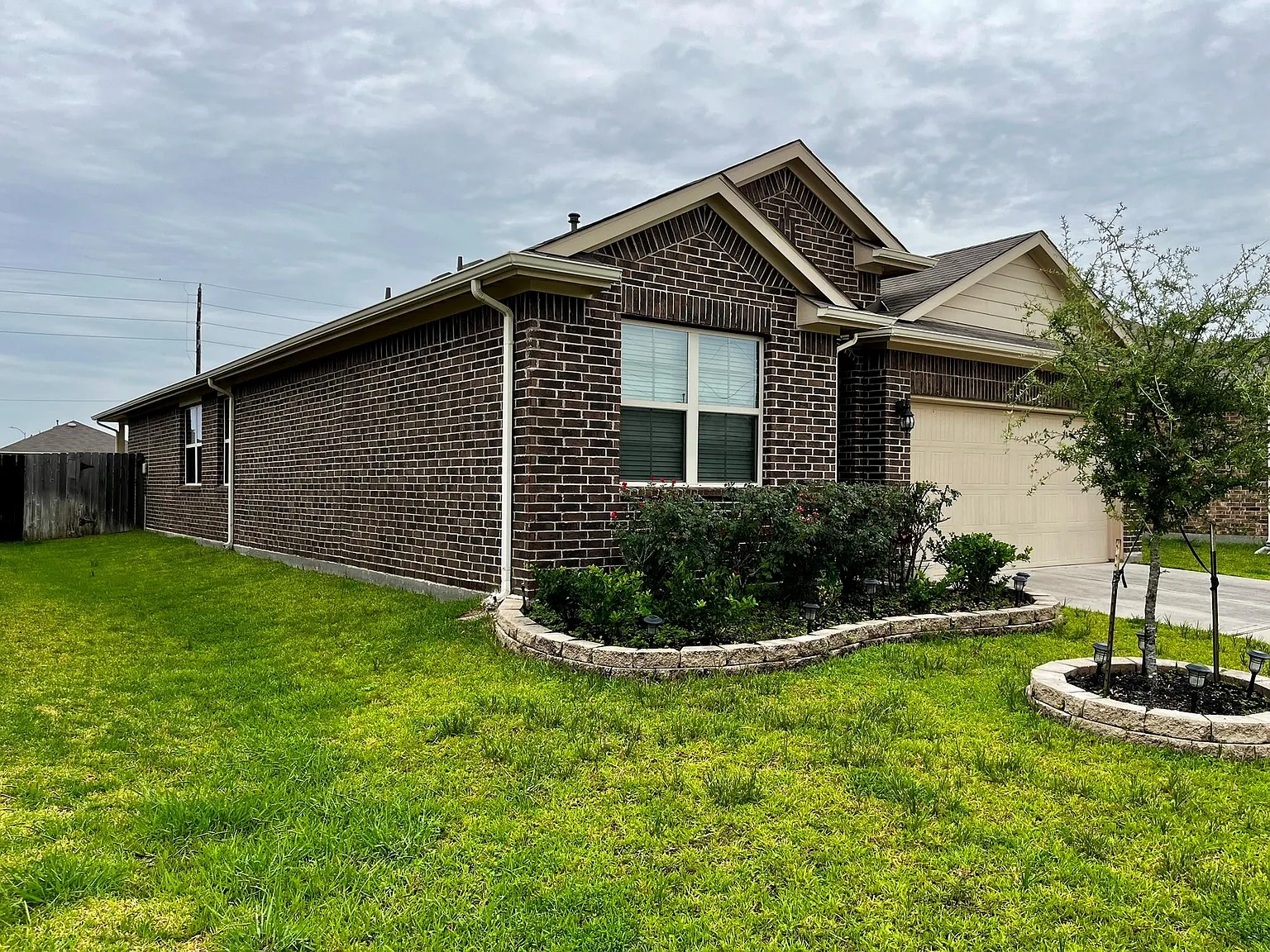 4 bed, 2.0 bath, 1899 sqft, $2,250 — Photo 2