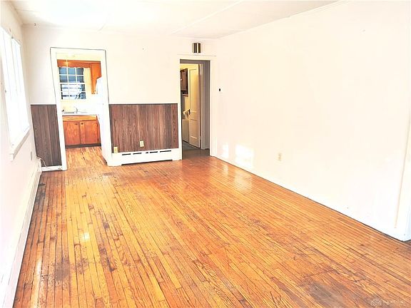 4th image of 105 Church St