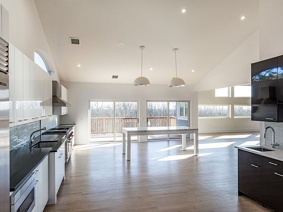 4th image of 10 Watermill Height Dr
