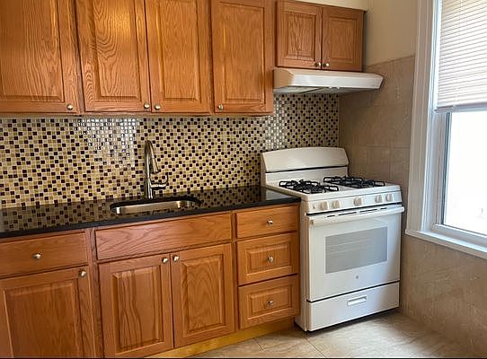 5th image of 64-52 Woodbine St Floor 1