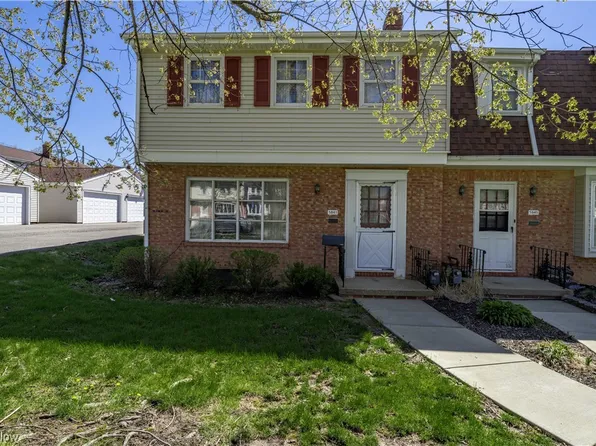 5841 Bear Creek Dr, Bedford Heights, OH 44146