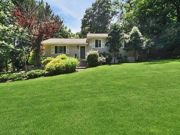 2nd image of 14 Pine Pl