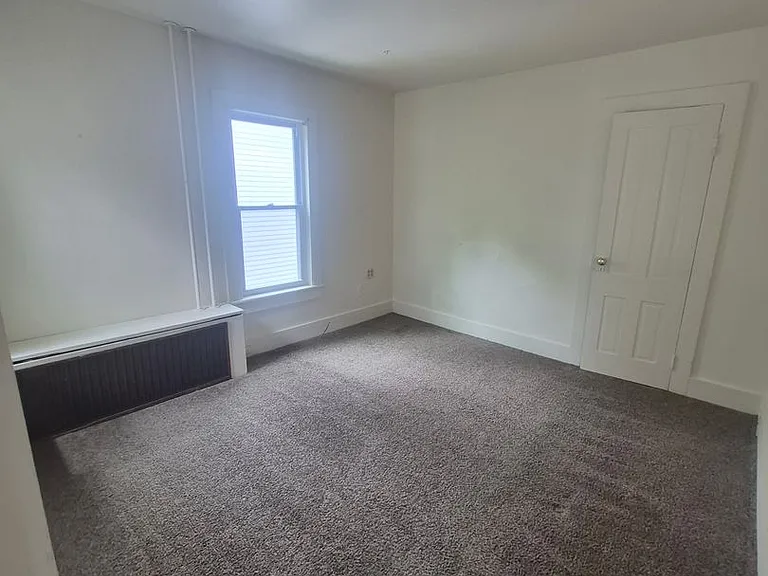 915 Sarah St — Photo 9