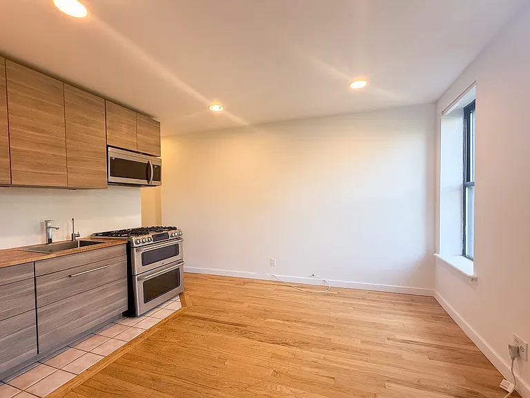 226 E 14th St #4R — Photo 3