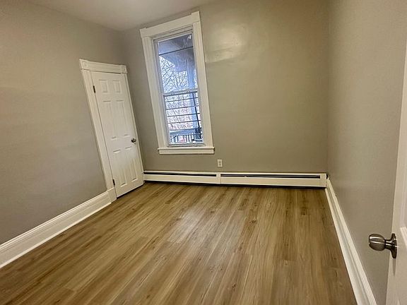 3rd image of 172 Glen St #3L