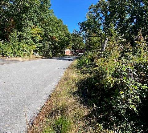 3rd image of 8 Wood Dr