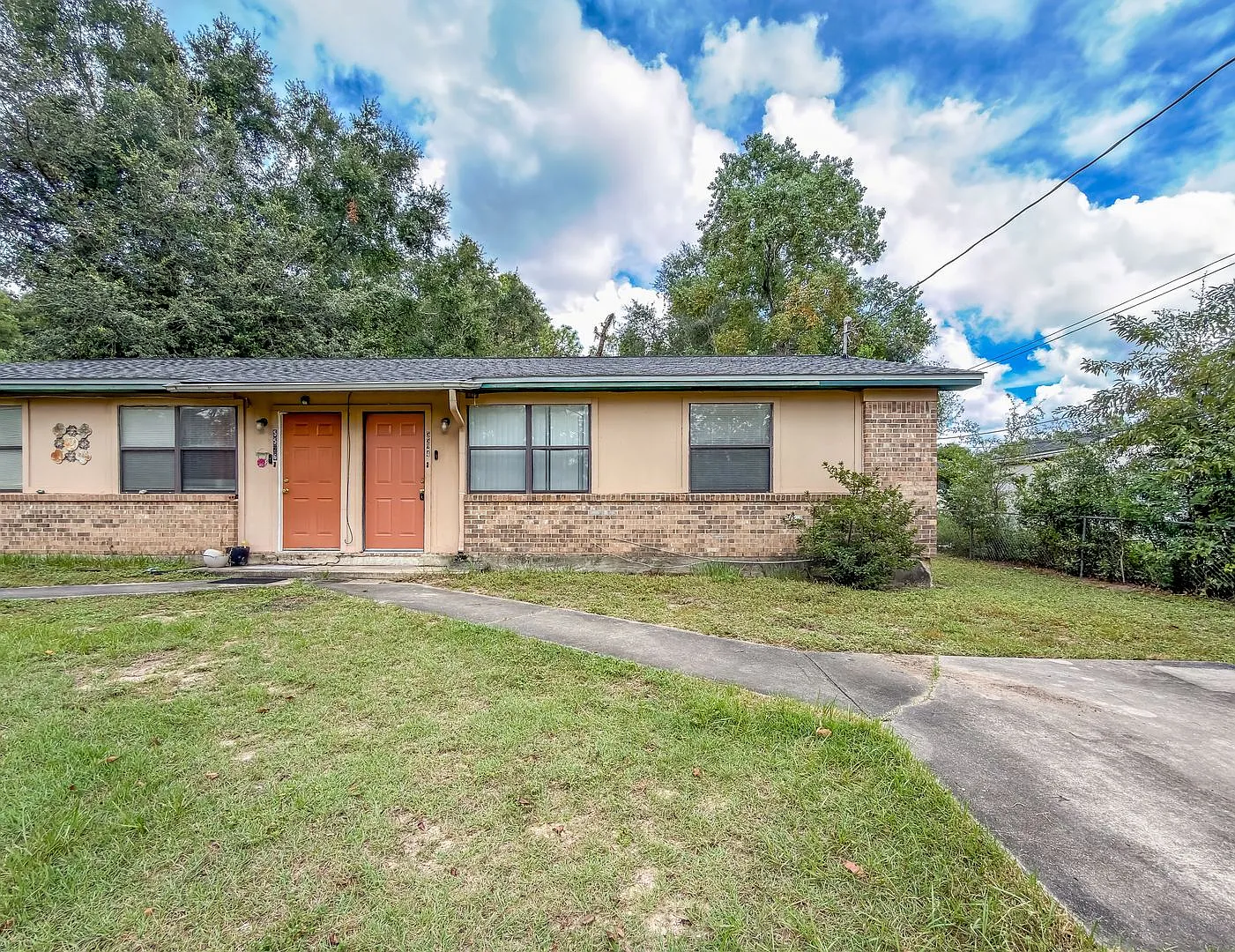 CUTE 2/1 w/ Huge Yard, Open Kitchen w/ Bar, Updated Shower, Newer Flooring/Paint! $1075 /month Av... — Photo 1