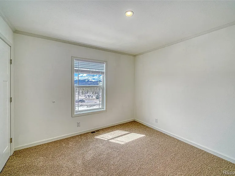 902 W 6th St — Photo 18