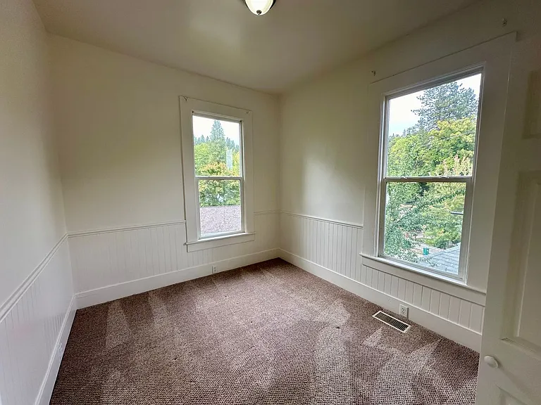 321 N School St — Photo 5