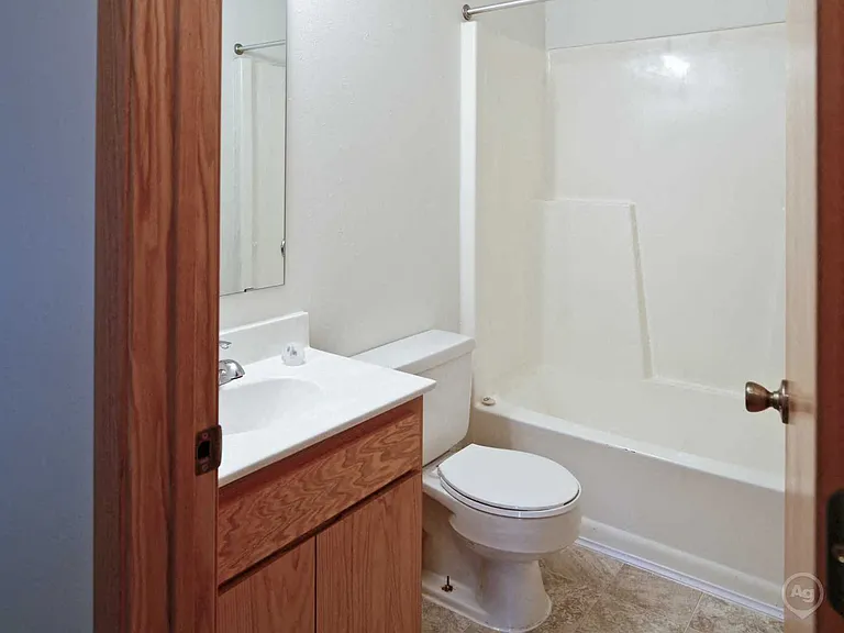 Desoto Apartments — Photo 10