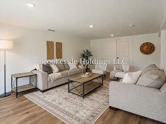 5th image of 2095 E Oak St