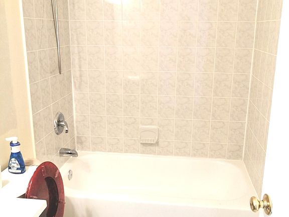 3rd image of 831 Bryant Ave #2