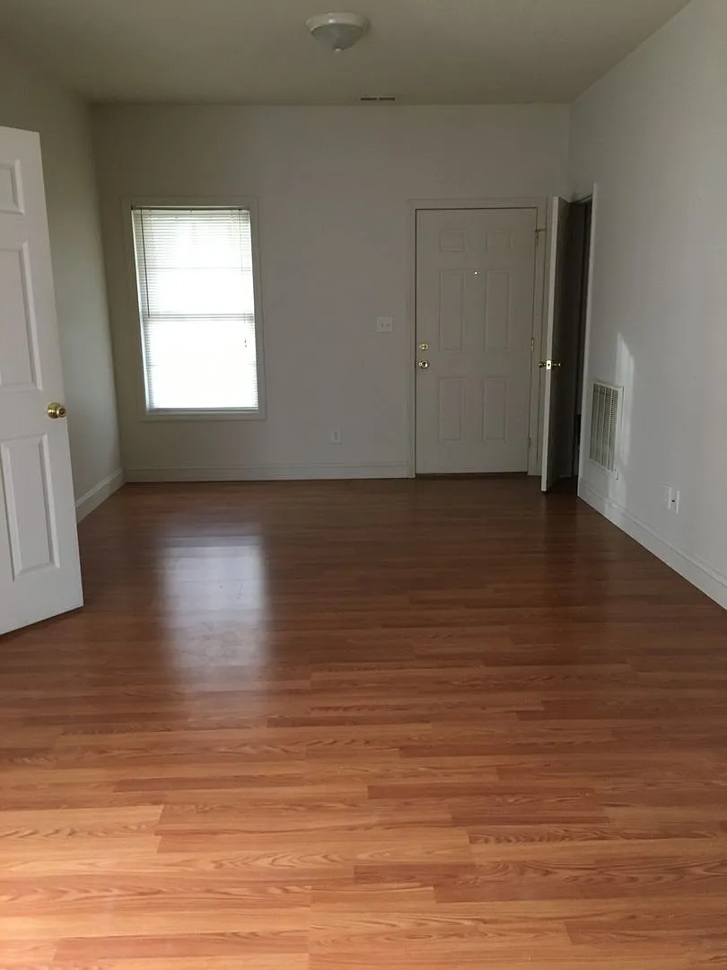 2 Bedroom 1.5 Bathroom in the Grandin Court Area — Photo 3