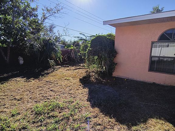5th image of 376 Lake Daisy Cir