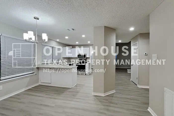 305 Hillside Ct — Photo 6